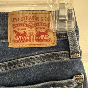 Levi's Cutoff Shorts Sz 25 710 Super Skinny Blue Medium Wash Tight‎ Hottie Sexy thumbnail 4