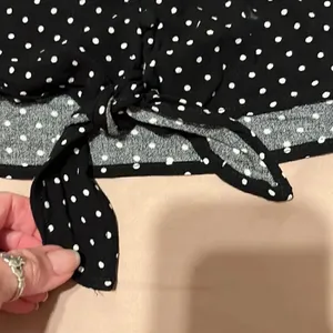 Wild fable szXXL LS blk white polka dots cropped button tie front blouse GUC thumbnail 7