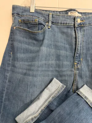 Signature by Levi Strauss Mid Rise Medium Blue Capri Jeans thumbnail 2