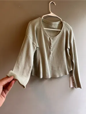 Hollister Ribbed Henley Long Sleeve Cropped Top in Sage Green Size Small thumbnail 3