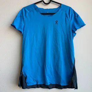 On Cloud Core T Performance T-Shirt Woman’s Size Medium Malibu Grey Running Gym thumbnail 2