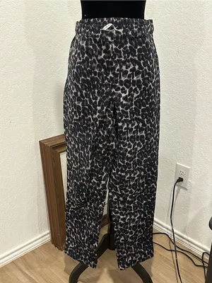 Isaac Mizrahi Leopard-Print Wide Leg Pants in Black & Gray thumbnail 2