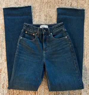 Abercrombie Relaxed High-Rise 90s Jeans Curve Love thumbnail 1