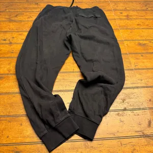 Nike Mens‎ Club Fleece Joggers Black Sweatpants Medium Embroidered Logo thumbnail 4