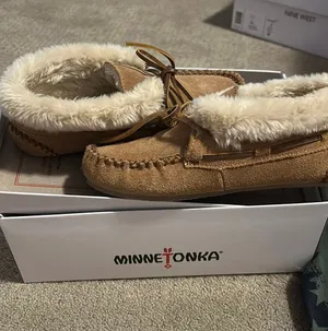 Minnetonka Moccasins Women’s 7 thumbnail 1