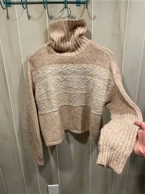 Cute soft fuzzy pebbled pink turtleneck crop sweater snow bunny American Eagle thumbnail 4