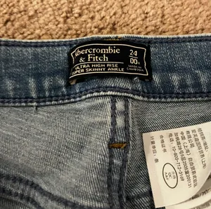 High Rise Jeans thumbnail 3