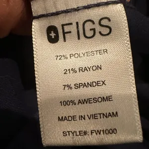 Like new by figs Casma Three-Pocket Scrub Top™ Navy Blue Women's V-Neck Top thumbnail 8