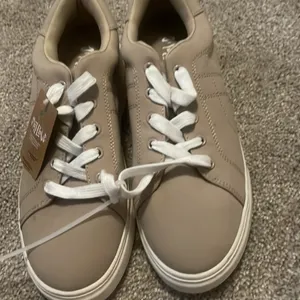 Mad love comfortable walking shoes canvas tan size 9 new thumbnail 9