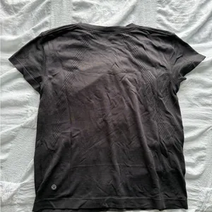 Lululemon Athletica Black Fitted Short Sleeve Tee thumbnail 5