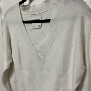 Abercrombie & Fitch v neck white sweater oversized size XS‎ thumbnail 2