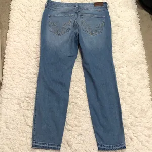 Hollister Distressed Raw Hem Straight Mom Jeans Light Wash‎ 7 Regular thumbnail 3