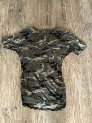 Express Olive & Dark Green Camo V-Neck Ruched Side Tee thumbnail 3