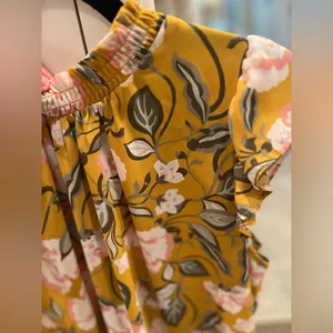 Loft Floral Ruffle Neck Top w/flutter sleeves. Pretty Floral pattern Sz L EuC thumbnail 5