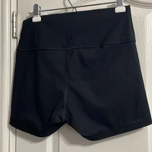 Everlane Perform Short Short Minimalist Clean Girl Loungewear Cozy Athleisure thumbnail 4