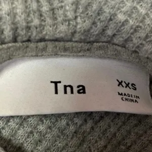 Aritzia TNA Gray Waffle Knit Long Sleeve Hooded Hoodie Crop Sweater Top Size XXS thumbnail 3