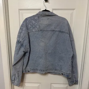 Shop Stevie paisley boxy jean denim jacket size XL light wash blue‎ thumbnail 5