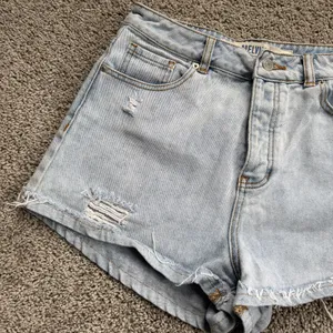 Brandy Melville Light Wash Denim Jeans Shorts Size 29 Button Fly 100% Cotton thumbnail 3