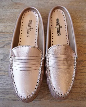 Minnetonka Womens Size 9 Mule Loafers Rose Gold Excellent Metallic Leather Flats thumbnail 1