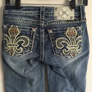 Fleur-De-Lis Sequin Rhinestone Embellished Cuffed Capri Jeans thumbnail 5