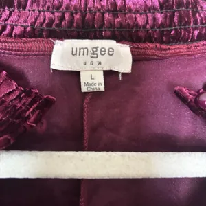Umgee Top Womens Large Burgundy Crushed Velvet Ruffle Cold Shoulder Blouse thumbnail 6