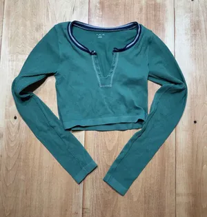 Out From‎ Under Urban Outfitters Green Ribbed Henley Crop Top M/L Long Sleeve thumbnail 1