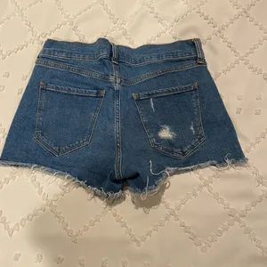 Old Navy Boyfriend Jean Shorts Size 4 thumbnail 2