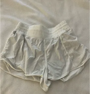 Lululemon Shorts Hotty Hot 2.5" size 4 white thumbnail 2
