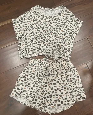 Le lis Two piece Boutique Cheetah Print Set thumbnail 2
