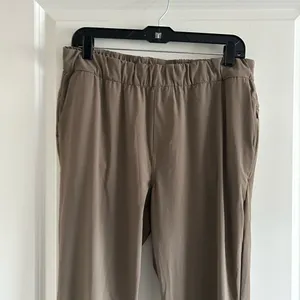 NWOT Vuori Cropped High-Rise Straight Pants in Taupe thumbnail 6