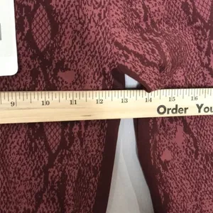 Fabletics Women's Kamila Seamless Long-Sleeve Athletic Top Snakeskin Medium‎ thumbnail 9