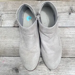Wild Diva Grey Faux Suede Ankle Booties Size 9 thumbnail 4