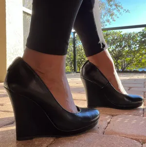 Women’s Black Extra Comfy Shoes Size 6 thumbnail 1