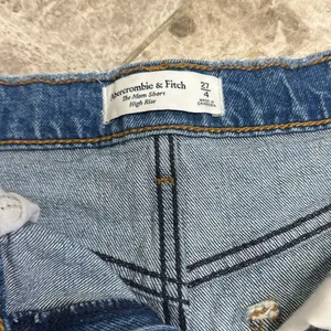 Abercrombie & Fitch High Rise The Mom Short Size 27 Distressed Cut Off Festival thumbnail 6