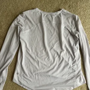 Lululemon Athletica Light Gray Long Sleeve Shirt thumbnail 2