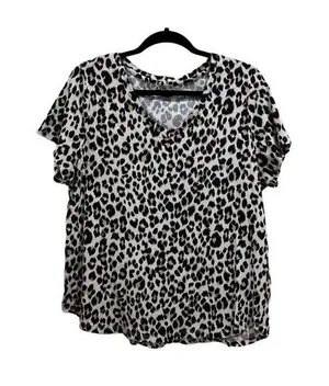 Old Navy short sleeve v-neck shirt leopard print size XL thumbnail 1