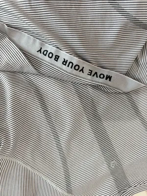 Black and white strip Lululemon swiftly tech thumbnail 4