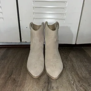 DV by Dolce Vita Booties thumbnail 3