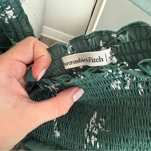 Abercrombie Floral Green Smocked Women's Top thumbnail 3