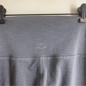 Beyond Yoga Ribbed High Rise Leggings Gray size M *flaw* thumbnail 4