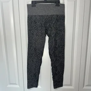 NVGTN Leggings Womens‎ Medium Grey Snakeskin Seamless High Waist Activewear Gym thumbnail 2