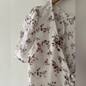 Abercrombie & Fitch White and Pink Floral Puff Sleeve‎ Bodysuit thumbnail 3