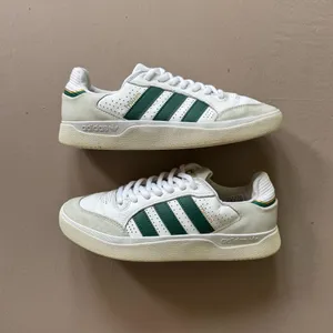Adidas Tyshawn Low Sneakers thumbnail 4