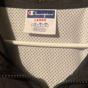 Super cute lightweight Champion windbreaker thumbnail 3