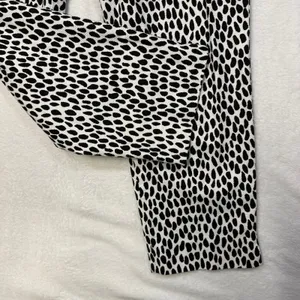 Talbots 14 Dalmatian Print Slim Crop Pants Black‎ White Animal Textured Trouser thumbnail 4