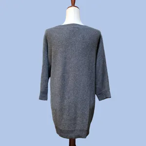 Neiman Marcus Exclusive Heather Grey Cashmere Knit V Neck Sweater thumbnail 2