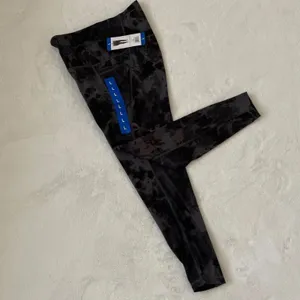 Danskin Ladies High Rise 7/8 Tie Dye Legging with Pockets, Large (12-14) thumbnail 5