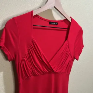 PattyBoutik size small Red Fitted Ruched Short Sleeve Blouse thumbnail 3