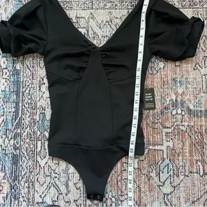 Express NWT Black Puff Sleeve Bodysuit V Neck Ruched Size XS Thong Body Suit thumbnail 9
