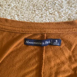 Abercrombie Women’s Drapey V-Neck Tee thumbnail 3
